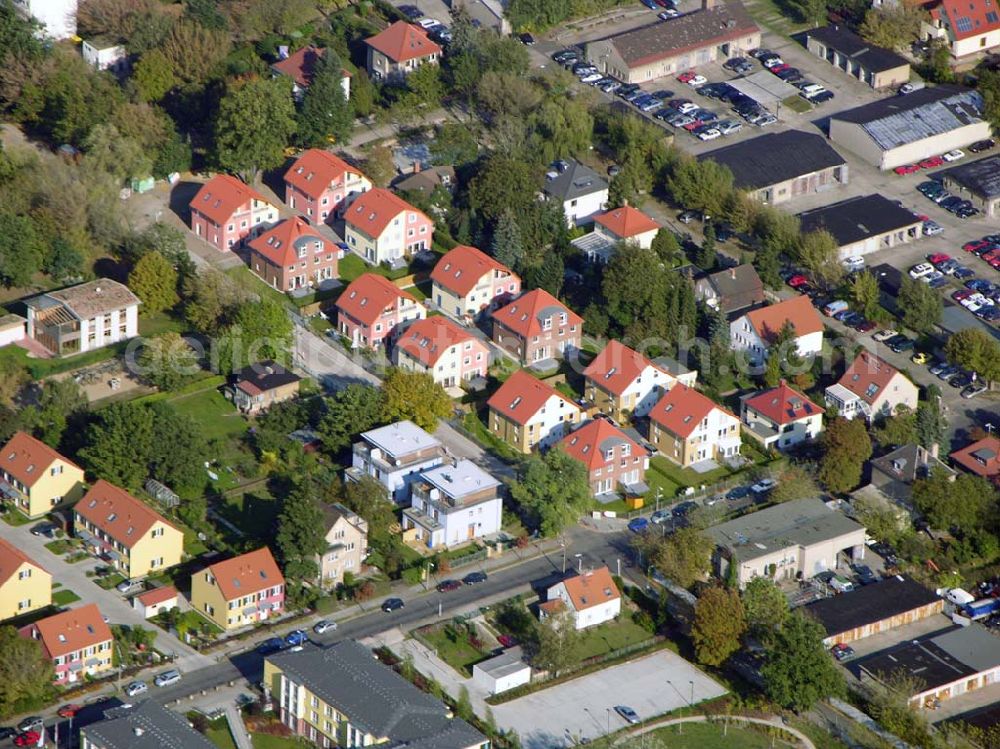 Aerial photograph Berlin-Karlshorst - 13.10.2004 Berlin-Karlshorst, Wohnsiedlung-Neubau der PREMIER-Deutschland GmbH, an der Arberstraße 54 in Berlin-Karlshorst