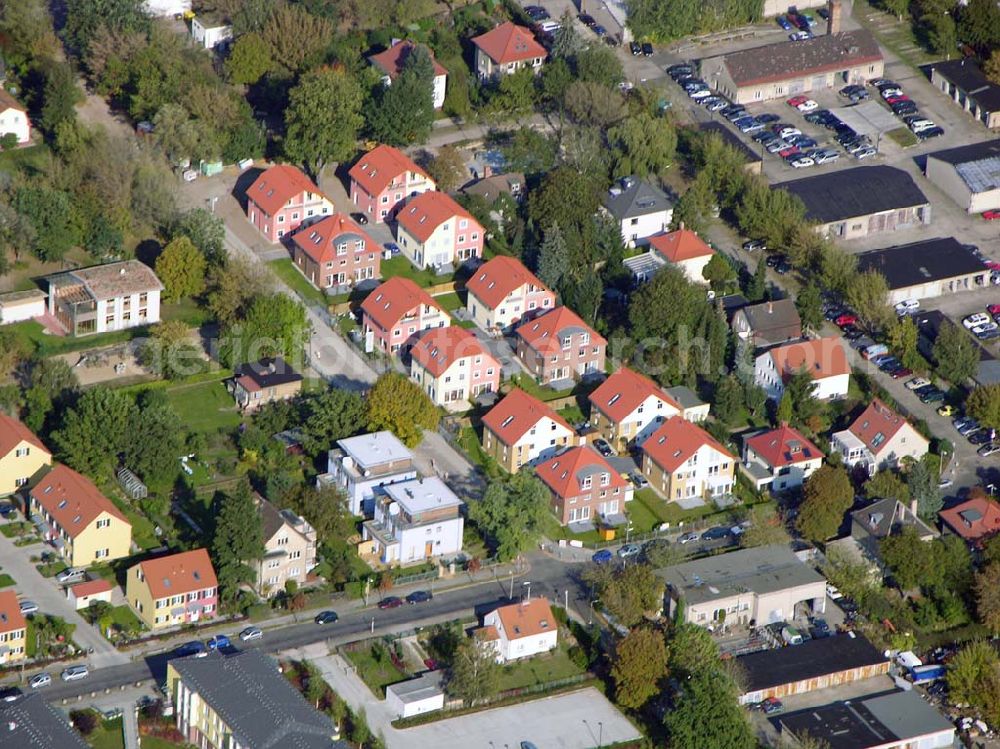 Berlin-Karlshorst from above - 13.10.2004 Berlin-Karlshorst, Wohnsiedlung-Neubau der PREMIER-Deutschland GmbH, an der Arberstraße 54 in Berlin-Karlshorst