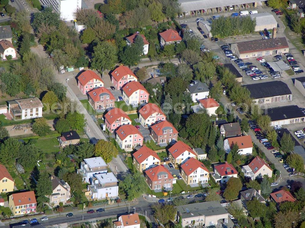 Berlin-Karlshorst from the bird's eye view: 13.10.2004 Berlin-Karlshorst, Wohnsiedlung-Neubau der PREMIER-Deutschland GmbH, an der Arberstraße 54 in Berlin-Karlshorst