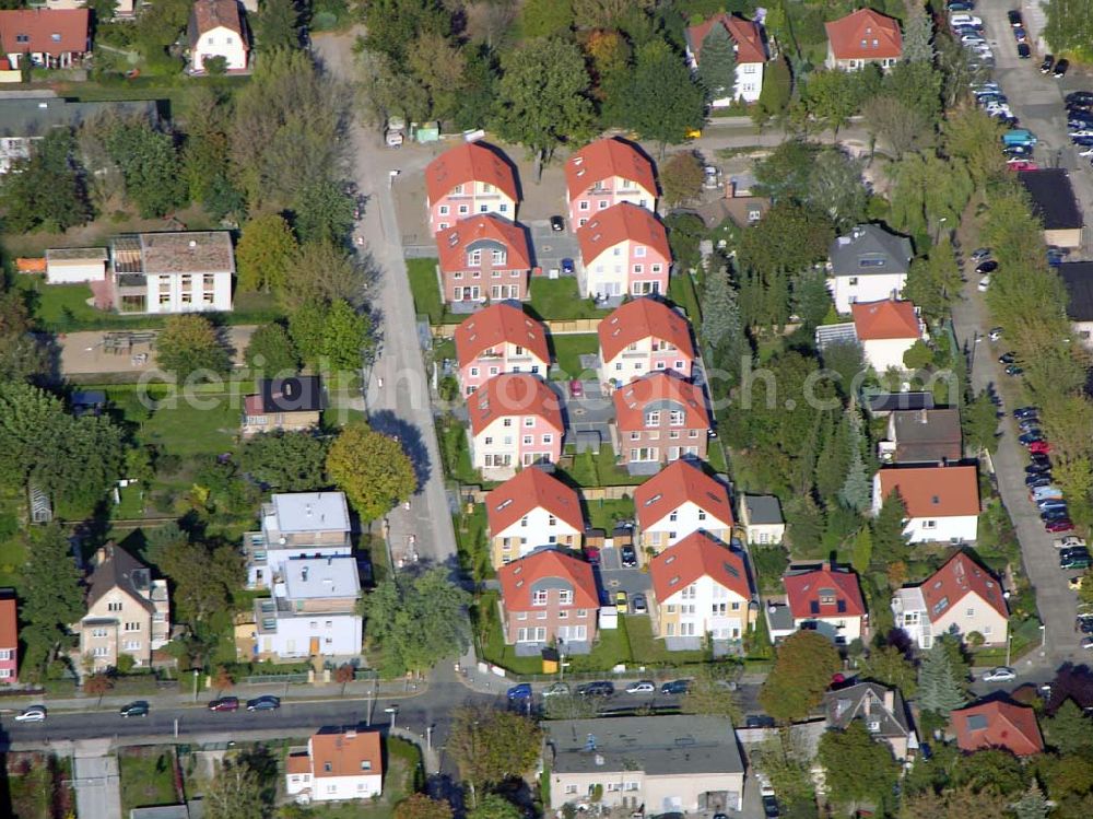 Aerial image Berlin-Karlshorst - 13.10.2004 Berlin-Karlshorst, Wohnsiedlung-Neubau der PREMIER-Deutschland GmbH, an der Arberstraße 54 in Berlin-Karlshorst