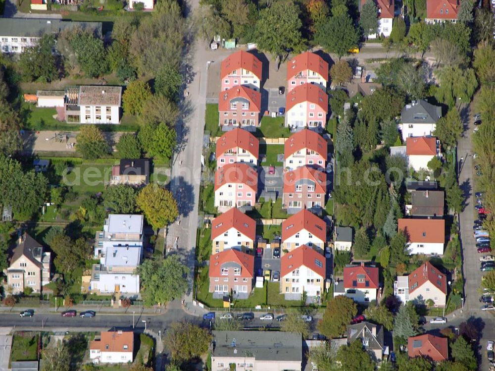 Aerial photograph Berlin-Karlshorst - 13.10.2004 Berlin-Karlshorst, Wohnsiedlung-Neubau der PREMIER-Deutschland GmbH, an der Arberstraße 54 in Berlin-Karlshorst