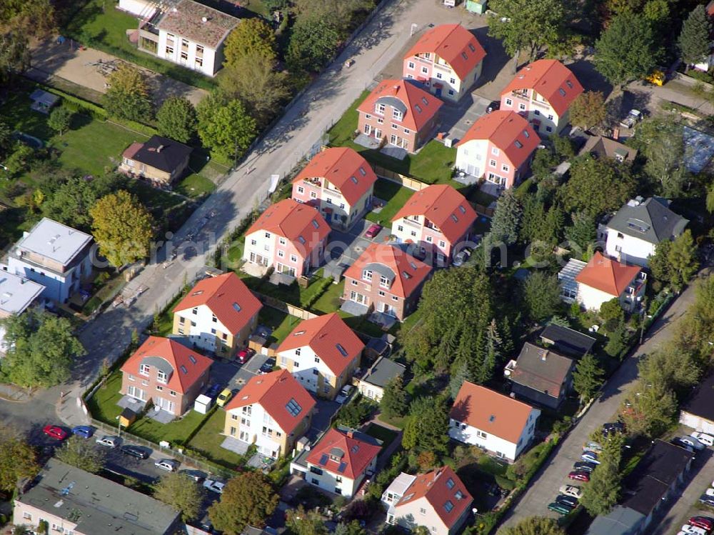 Berlin-Karlshorst from the bird's eye view: 13.10.2004 Berlin-Karlshorst, Wohnsiedlung-Neubau der PREMIER-Deutschland GmbH, an der Arberstraße 54 in Berlin-Karlshorst