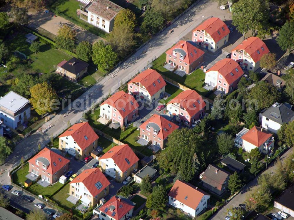 Aerial image Berlin-Karlshorst - 13.10.2004 Berlin-Karlshorst, Wohnsiedlung-Neubau der PREMIER-Deutschland GmbH, an der Arberstraße 54 in Berlin-Karlshorst