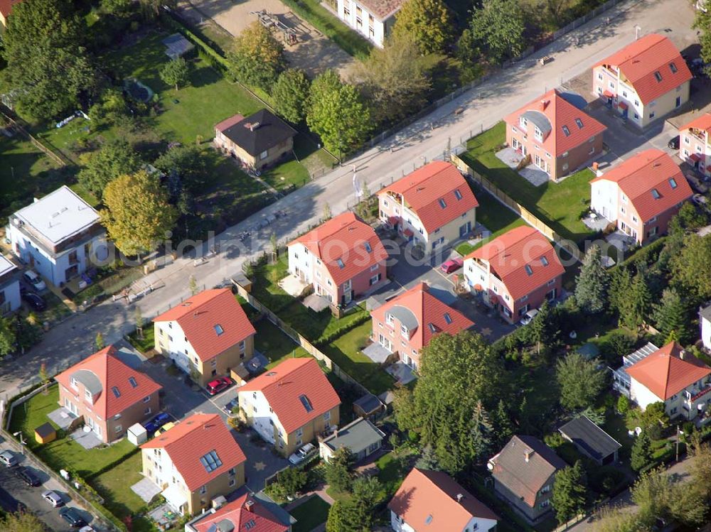 Aerial photograph Berlin-Karlshorst - 13.10.2004 Berlin-Karlshorst, Wohnsiedlung-Neubau der PREMIER-Deutschland GmbH, an der Arberstraße 54 in Berlin-Karlshorst