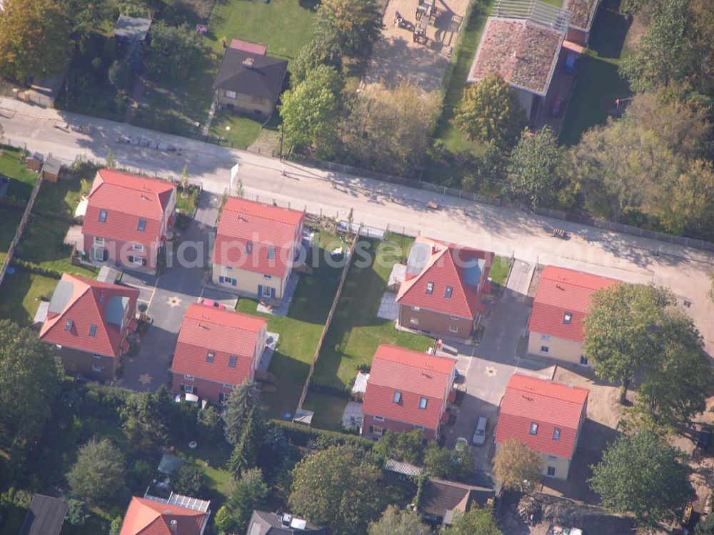 Berlin-Karlshorst from above - 13.10.2004 Berlin-Karlshorst, Wohnsiedlung-Neubau der PREMIER-Deutschland GmbH, an der Arberstraße 54 in Berlin-Karlshorst