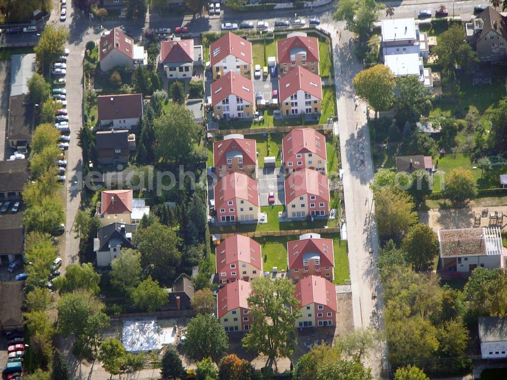 Berlin-Karlshorst from the bird's eye view: 13.10.2004 Berlin-Karlshorst, Wohnsiedlung-Neubau der PREMIER-Deutschland GmbH, an der Arberstraße 54 in Berlin-Karlshorst