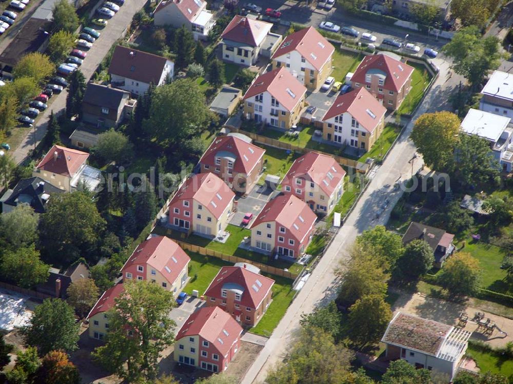 Aerial image Berlin-Karlshorst - 13.10.2004 Berlin-Karlshorst, Wohnsiedlung-Neubau der PREMIER-Deutschland GmbH, an der Arberstraße 54 in Berlin-Karlshorst