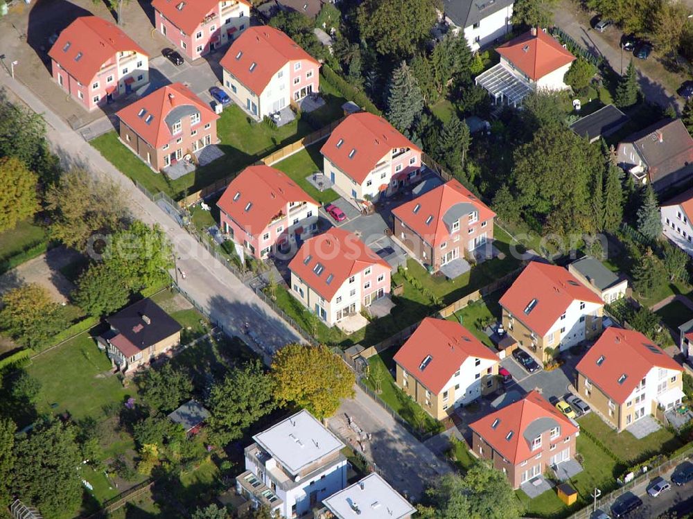 Berlin-Karlshorst from above - 13.10.2004 Berlin-Karlshorst, Wohnsiedlung-Neubau der PREMIER-Deutschland GmbH, an der Arberstraße 54 in Berlin-Karlshorst