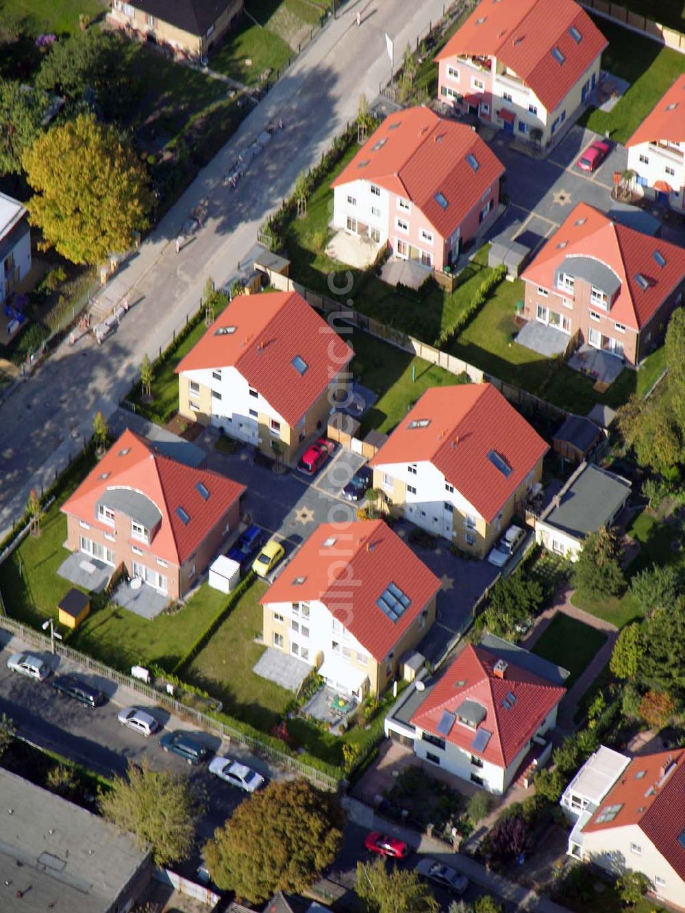 Aerial photograph Berlin-Karlshorst - 13.10.2004 Berlin-Karlshorst, Wohnsiedlung-Neubau der PREMIER-Deutschland GmbH, an der Arberstraße 54 in Berlin-Karlshorst