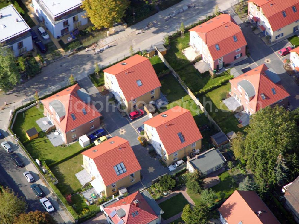 Berlin-Karlshorst from above - 13.10.2004 Berlin-Karlshorst, Wohnsiedlung-Neubau der PREMIER-Deutschland GmbH, an der Arberstraße 54 in Berlin-Karlshorst