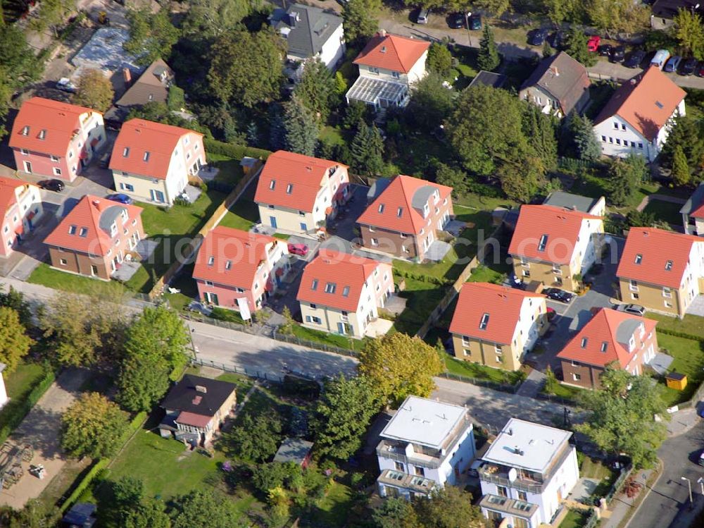 Aerial photograph Berlin-Karlshorst - 13.10.2004 Berlin-Karlshorst, Wohnsiedlung-Neubau der PREMIER-Deutschland GmbH, an der Arberstraße 54 in Berlin-Karlshorst