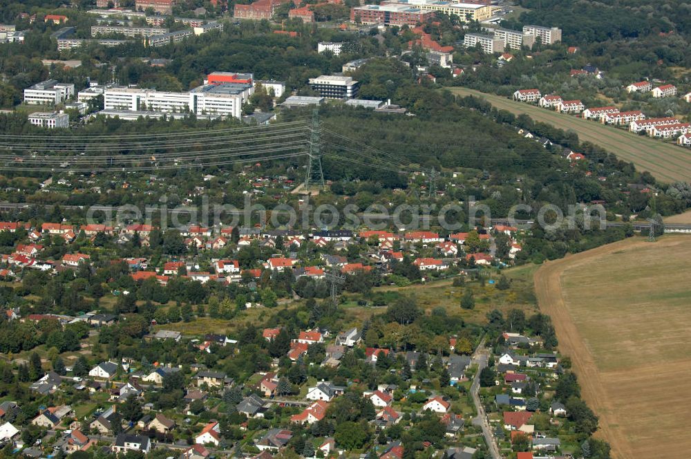 Berlin from the bird's eye view: Blick über Einfamilienhäuser am Ebenrotsteig Ecke Ingwäonenweg sowie am Siedlungsring und dem Berliner Ring / die Autobahn A 10 / E 55 in Karow Richtung Wissenschafts-, Gesundheits- und Biotechnologiepark des Campus Berlin-Buch. Mit dem Max-Delbrück-Centrum für Molekulare Medizin (MDC) Berlin-Buch und dem Leibniz-Institut für Molekulare Pharmakologie (FMP).