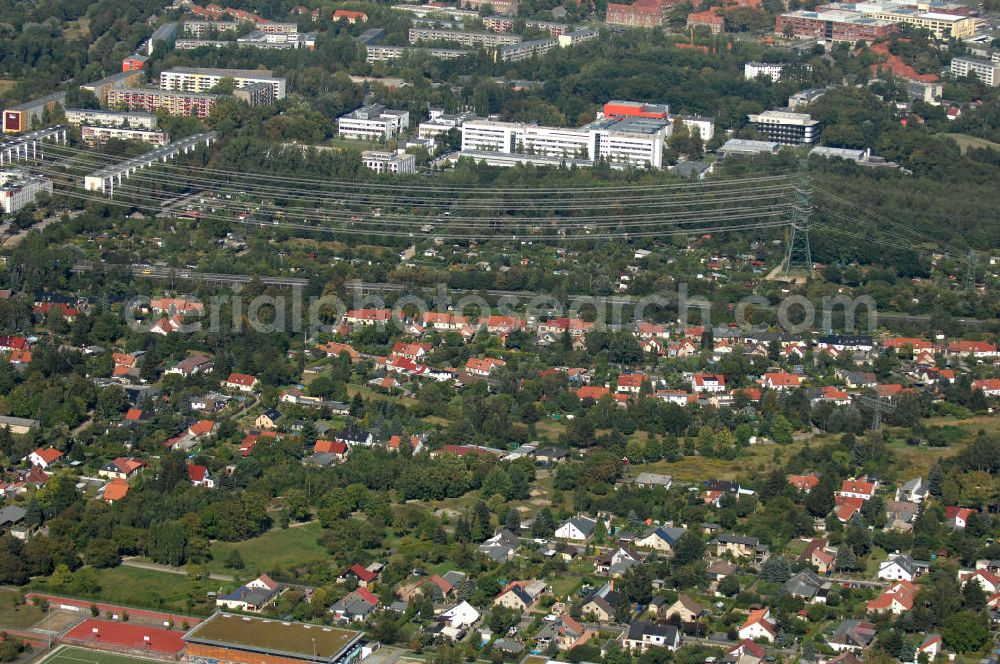 Berlin from the bird's eye view: Blick über Einfamilienhäuser an der Straße zum Kappgraben sowie am Siedlungsring und dem Berliner Ring / die Autobahn A 10 / E 55 in Karow Richtung Wissenschafts-, Gesundheits- und Biotechnologiepark des Campus Berlin-Buch. Mit dem Max-Delbrück-Centrum für Molekulare Medizin (MDC) Berlin-Buch und dem Leibniz-Institut für Molekulare Pharmakologie (FMP).