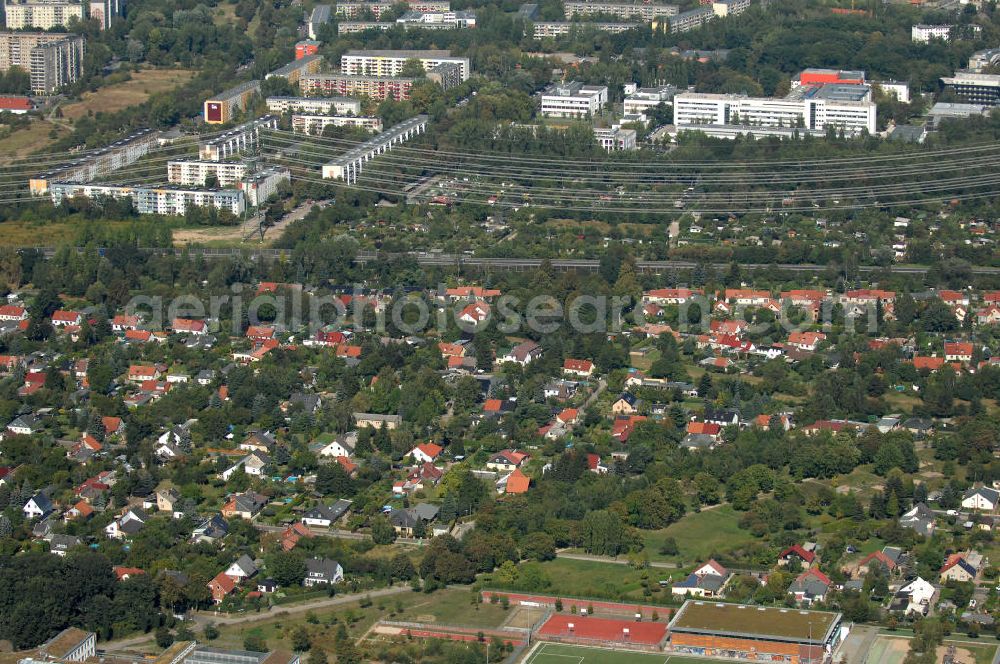 Aerial image Berlin - Blick auf Einfamilienhäuser an der Straße Zum Kappgraben in Richtung Siedlungsring am Berliner Ring / der Autobahn A 10 / E 55 und dem Wissenschafts-, Gesundheits- und Biotechnologiepark des Campus Berlin-Buch.