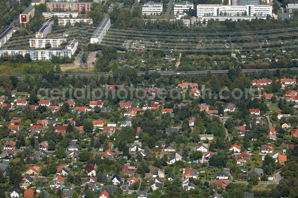 Berlin from above - Blick auf Einfamilienhäuser am Erekweg Ecke Nerthusweg in Richtung Siedlungsring am Berliner Ring / der Autobahn A 10 / E 55 und dem Wissenschafts-, Gesundheits- und Biotechnologiepark des Campus Berlin-Buch.