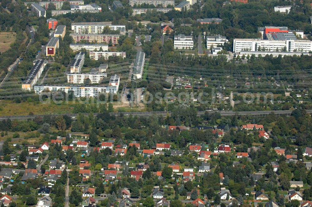 Berlin from above - Blick auf Einfamilienhäuser am Erekweg in Richtung Siedlungsring am Berliner Ring / der Autobahn A 10 / E 55 und dem Wissenschafts-, Gesundheits- und Biotechnologiepark des Campus Berlin-Buch.