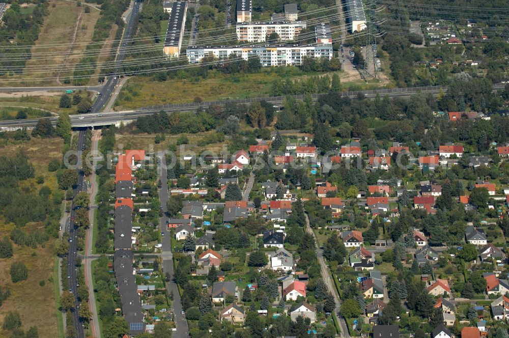 Berlin from the bird's eye view: Blick über Einfamilienhäuser an der Bucher Chaussee Ecke Nerthusweg Ecke Lanzelotstraße und dem Berliner Ring / Autobahn A 10 / E55 auf Mehrfamilienhäuser / Plattenbauten an der Karower Chaussee in Buch.