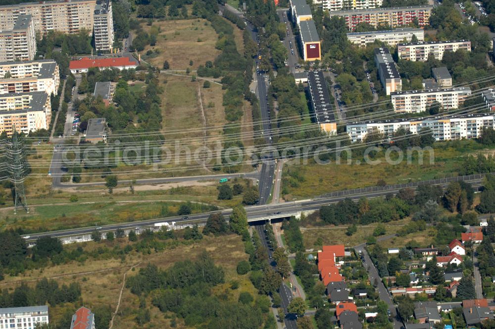 Berlin from above - Blick auf die Überführung / Grenze des Berliner Ring / Autobahn A 10 / E 55 der Bucher bzw. Karower Chaussee. Sie teile die Stadtteile Karow und Buch.