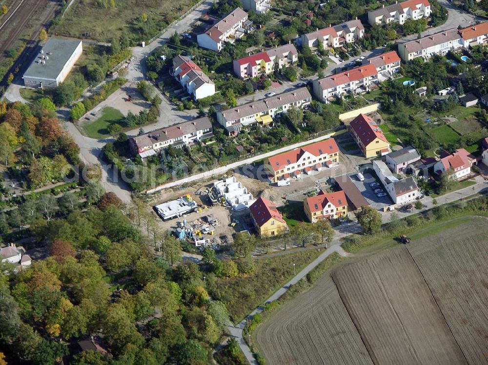 Aerial photograph Berlin-Kaulsdorf - 13.10.2004 Berlin-Kaulsdorf, Wohnsiedlung-Neubau der PREMIER-Deutschland GmbH, an der Dorfstraße Am Alten Dorfanger in Berlin-Kaulsdorf,