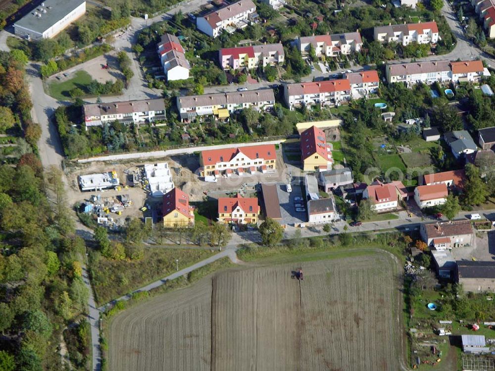 Berlin-Kaulsdorf from above - 13.10.2004 Berlin-Kaulsdorf, Wohnsiedlung-Neubau der PREMIER-Deutschland GmbH, an der Dorfstraße Am Alten Dorfanger in Berlin-Kaulsdorf,