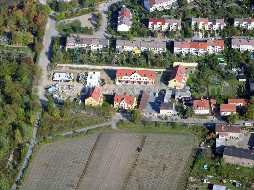 Berlin-Kaulsdorf from the bird's eye view: 13.10.2004 Berlin-Kaulsdorf, Wohnsiedlung-Neubau der PREMIER-Deutschland GmbH, an der Dorfstraße Am Alten Dorfanger in Berlin-Kaulsdorf,