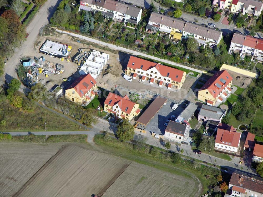 Aerial image Berlin-Kaulsdorf - 13.10.2004 Berlin-Kaulsdorf, Wohnsiedlung-Neubau der PREMIER-Deutschland GmbH, an der Dorfstraße Am Alten Dorfanger in Berlin-Kaulsdorf,