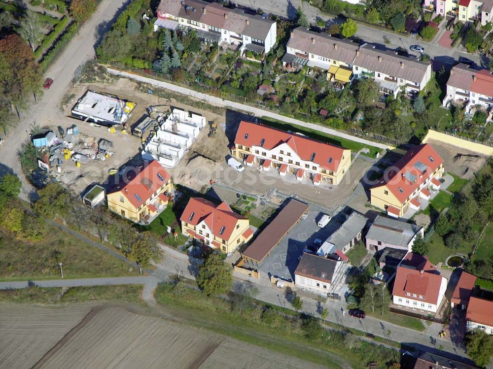 Aerial photograph Berlin-Kaulsdorf - 13.10.2004 Berlin-Kaulsdorf, Wohnsiedlung-Neubau der PREMIER-Deutschland GmbH, an der Dorfstraße Am Alten Dorfanger in Berlin-Kaulsdorf,