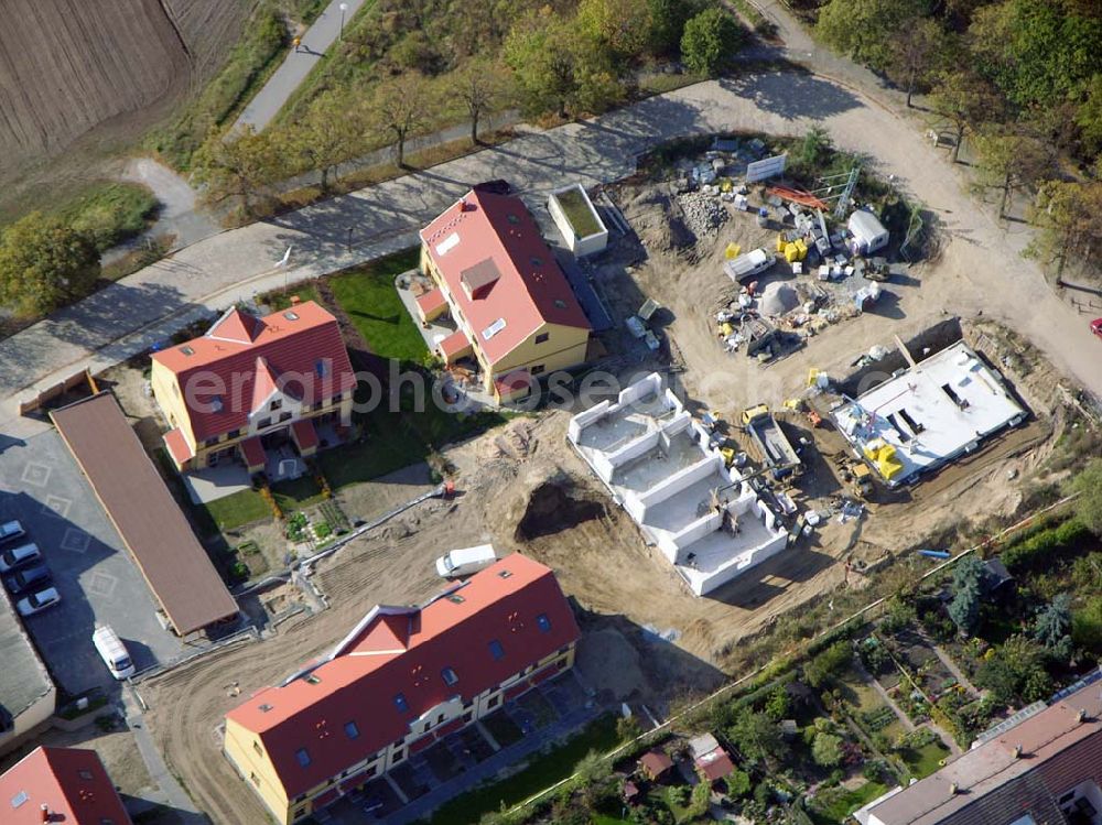 Aerial photograph Berlin-Kaulsdorf - 13.10.2004 Berlin-Kaulsdorf, Wohnsiedlung-Neubau der PREMIER-Deutschland GmbH, an der Dorfstraße Am Alten Dorfanger in Berlin-Kaulsdorf,