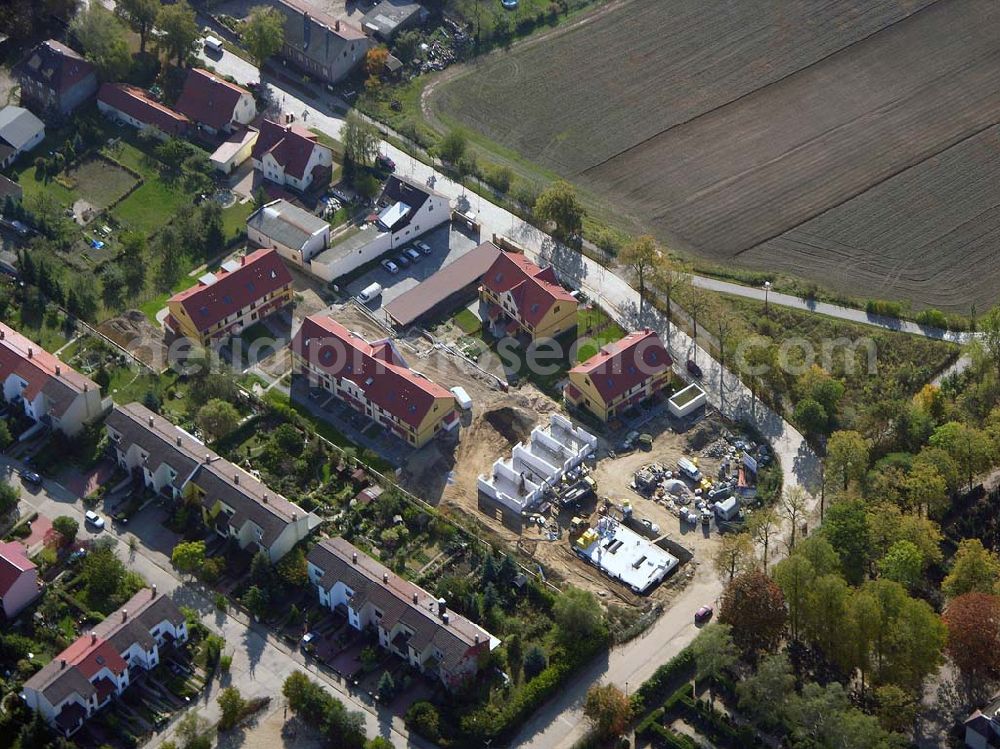 Berlin-Kaulsdorf from the bird's eye view: 13.10.2004 Berlin-Kaulsdorf, Wohnsiedlung-Neubau der PREMIER-Deutschland GmbH, an der Dorfstraße Am Alten Dorfanger in Berlin-Kaulsdorf,