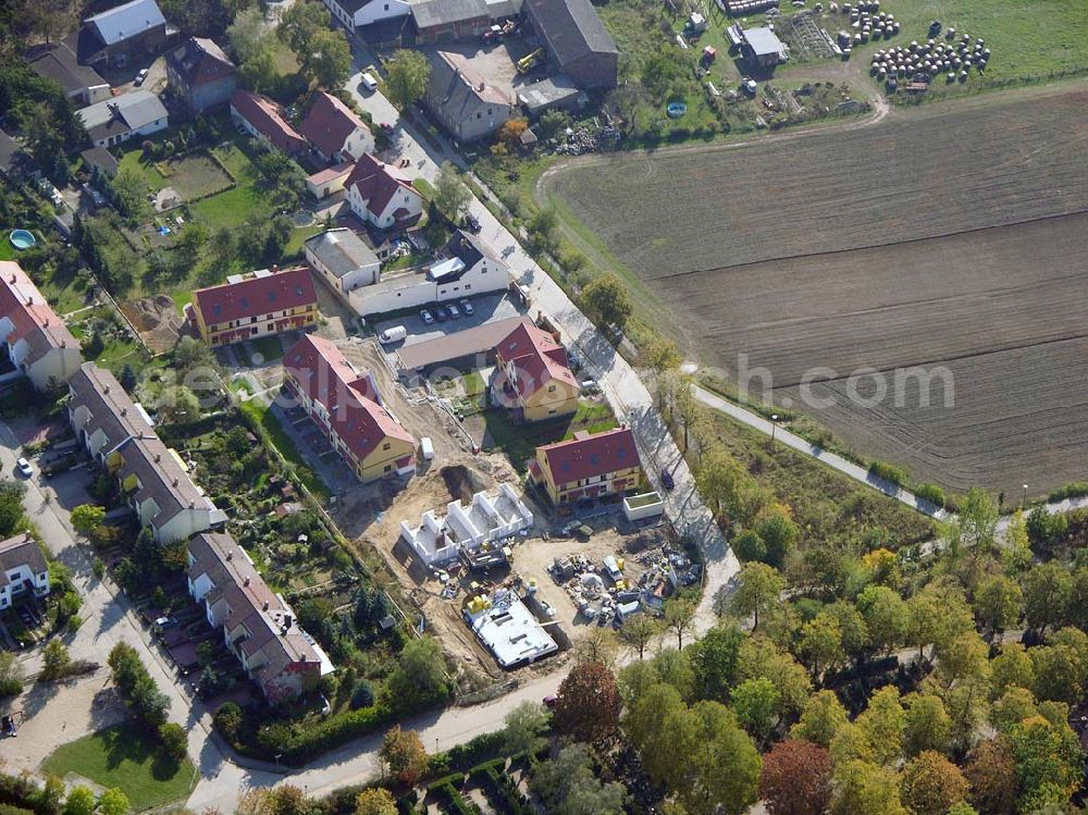 Aerial image Berlin-Kaulsdorf - 13.10.2004 Berlin-Kaulsdorf, Wohnsiedlung-Neubau der PREMIER-Deutschland GmbH, an der Dorfstraße Am Alten Dorfanger in Berlin-Kaulsdorf,