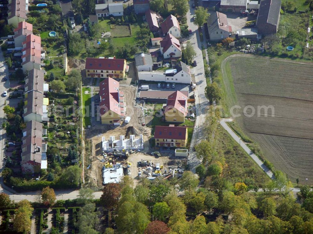 Aerial photograph Berlin-Kaulsdorf - 13.10.2004 Berlin-Kaulsdorf, Wohnsiedlung-Neubau der PREMIER-Deutschland GmbH, an der Dorfstraße Am Alten Dorfanger in Berlin-Kaulsdorf,