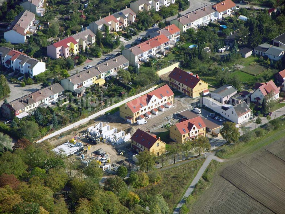 Berlin-Kaulsdorf from above - 13.10.2004 Berlin-Kaulsdorf, Wohnsiedlung-Neubau der PREMIER-Deutschland GmbH, an der Dorfstraße Am Alten Dorfanger in Berlin-Kaulsdorf,