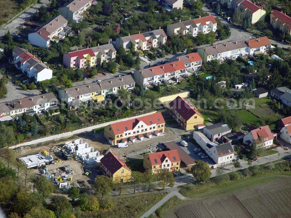 Berlin-Kaulsdorf from the bird's eye view: 13.10.2004 Berlin-Kaulsdorf, Wohnsiedlung-Neubau der PREMIER-Deutschland GmbH, an der Dorfstraße Am Alten Dorfanger in Berlin-Kaulsdorf,