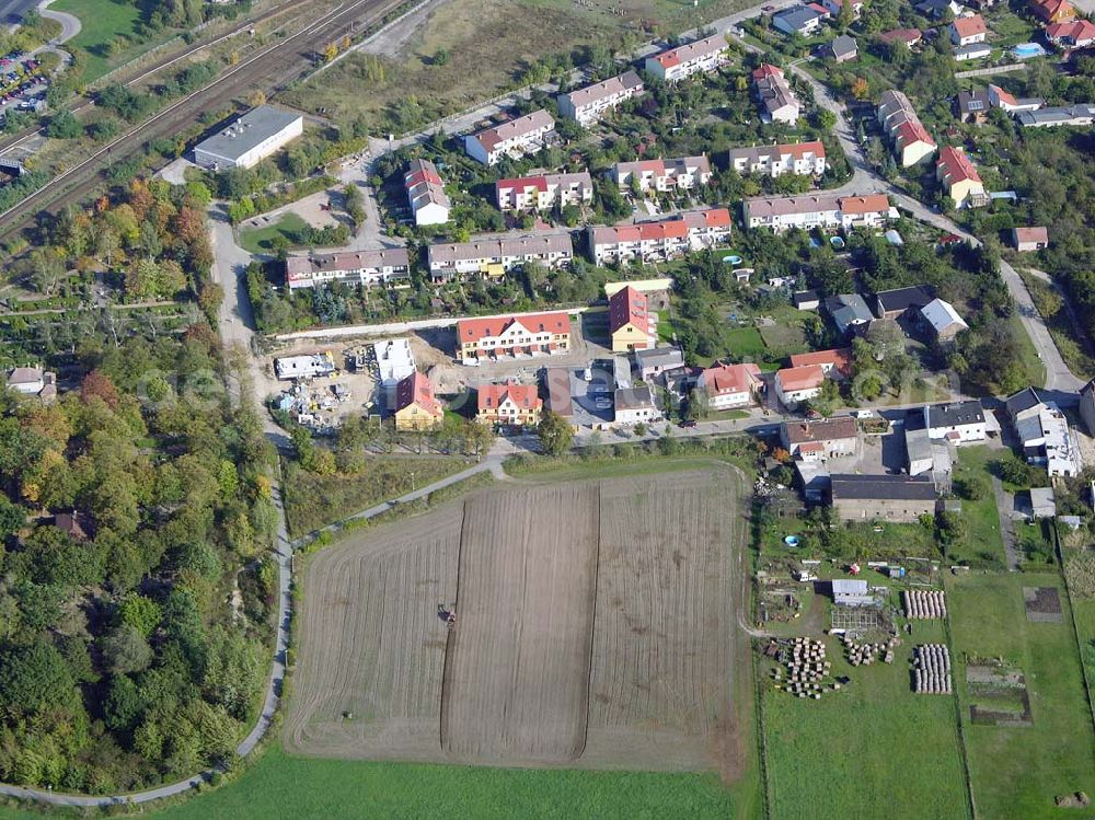 Aerial image Berlin-Kaulsdorf - 13.10.2004 Berlin-Kaulsdorf, Wohnsiedlung-Neubau der PREMIER-Deutschland GmbH, an der Dorfstraße Am Alten Dorfanger in Berlin-Kaulsdorf,