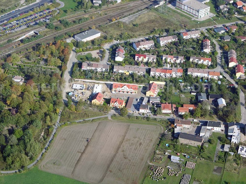 Aerial photograph Berlin-Kaulsdorf - 13.10.2004 Berlin-Kaulsdorf, Wohnsiedlung-Neubau der PREMIER-Deutschland GmbH, an der Dorfstraße Am Alten Dorfanger in Berlin-Kaulsdorf,