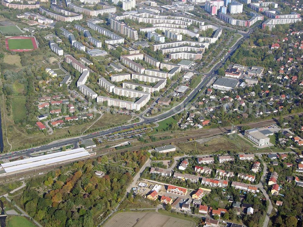 Berlin-Kaulsdorf from above - 13.10.2004 Berlin-Kaulsdorf, Wohnsiedlung-Neubau der PREMIER-Deutschland GmbH, an der Dorfstraße Am Alten Dorfanger in Berlin-Kaulsdorf,