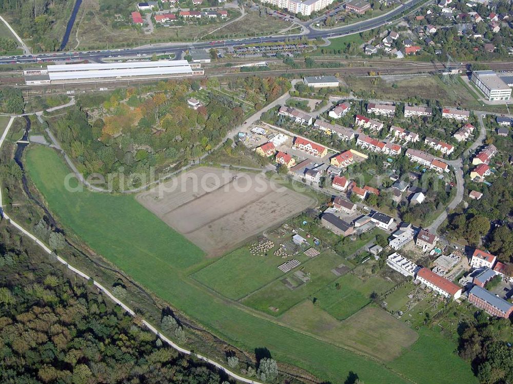 Berlin-Kaulsdorf from the bird's eye view: 13.10.2004 Berlin-Kaulsdorf, Wohnsiedlung-Neubau der PREMIER-Deutschland GmbH, an der Dorfstraße Am Alten Dorfanger in Berlin-Kaulsdorf,