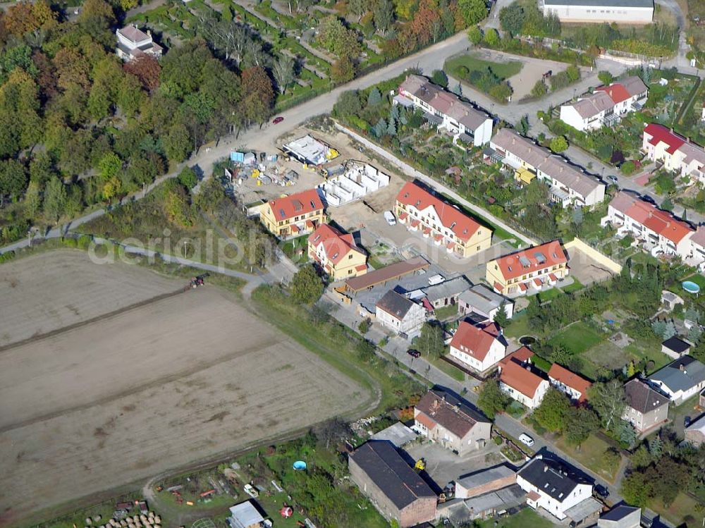 Aerial image Berlin-Kaulsdorf - 13.10.2004 Berlin-Kaulsdorf, Wohnsiedlung-Neubau der PREMIER-Deutschland GmbH, an der Dorfstraße Am Alten Dorfanger in Berlin-Kaulsdorf,