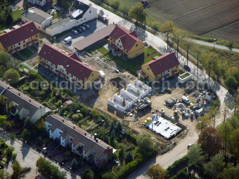 Aerial photograph Berlin-Kaulsdorf - 13.10.2004 Berlin-Kaulsdorf, Wohnsiedlung-Neubau der PREMIER-Deutschland GmbH, an der Dorfstraße Am Alten Dorfanger in Berlin-Kaulsdorf,