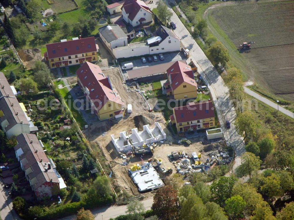 Berlin-Kaulsdorf from above - 13.10.2004 Berlin-Kaulsdorf, Wohnsiedlung-Neubau der PREMIER-Deutschland GmbH, an der Dorfstraße Am Alten Dorfanger in Berlin-Kaulsdorf,