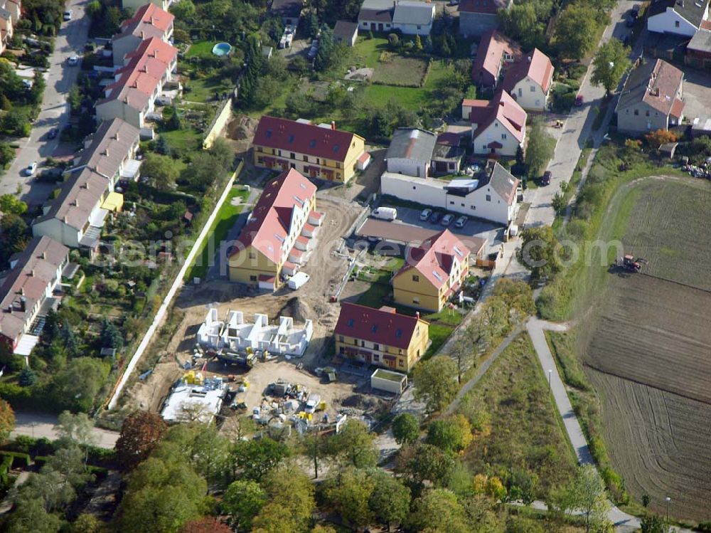 Berlin-Kaulsdorf from the bird's eye view: 13.10.2004 Berlin-Kaulsdorf, Wohnsiedlung-Neubau der PREMIER-Deutschland GmbH, an der Dorfstraße Am Alten Dorfanger in Berlin-Kaulsdorf,