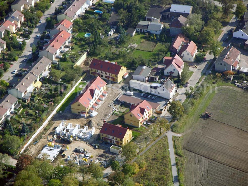 Aerial image Berlin-Kaulsdorf - 13.10.2004 Berlin-Kaulsdorf, Wohnsiedlung-Neubau der PREMIER-Deutschland GmbH, an der Dorfstraße Am Alten Dorfanger in Berlin-Kaulsdorf,