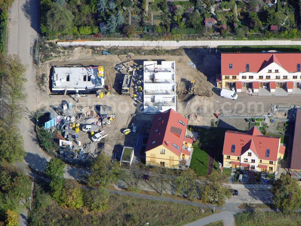 Aerial photograph Berlin-Kaulsdorf - 13.10.2004 Berlin-Kaulsdorf, Wohnsiedlung-Neubau der PREMIER-Deutschland GmbH, an der Dorfstraße Am Alten Dorfanger in Berlin-Kaulsdorf,