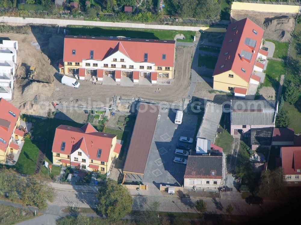 Berlin-Kaulsdorf from above - 13.10.2004 Berlin-Kaulsdorf, Wohnsiedlung-Neubau der PREMIER-Deutschland GmbH, an der Dorfstraße Am Alten Dorfanger in Berlin-Kaulsdorf,