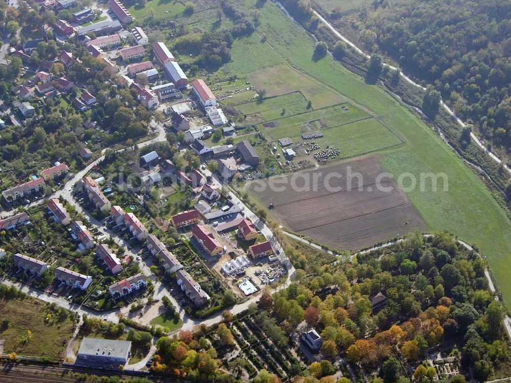 Berlin-Kaulsdorf from the bird's eye view: 13.10.2004 Berlin-Kaulsdorf, Wohnsiedlung-Neubau der PREMIER-Deutschland GmbH, an der Dorfstraße Am Alten Dorfanger in Berlin-Kaulsdorf,