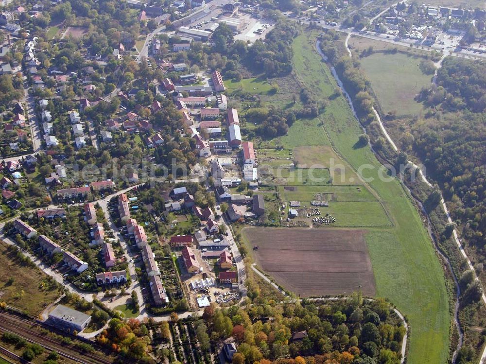 Aerial image Berlin-Kaulsdorf - 13.10.2004 Berlin-Kaulsdorf, Wohnsiedlung-Neubau der PREMIER-Deutschland GmbH, an der Dorfstraße Am Alten Dorfanger in Berlin-Kaulsdorf,