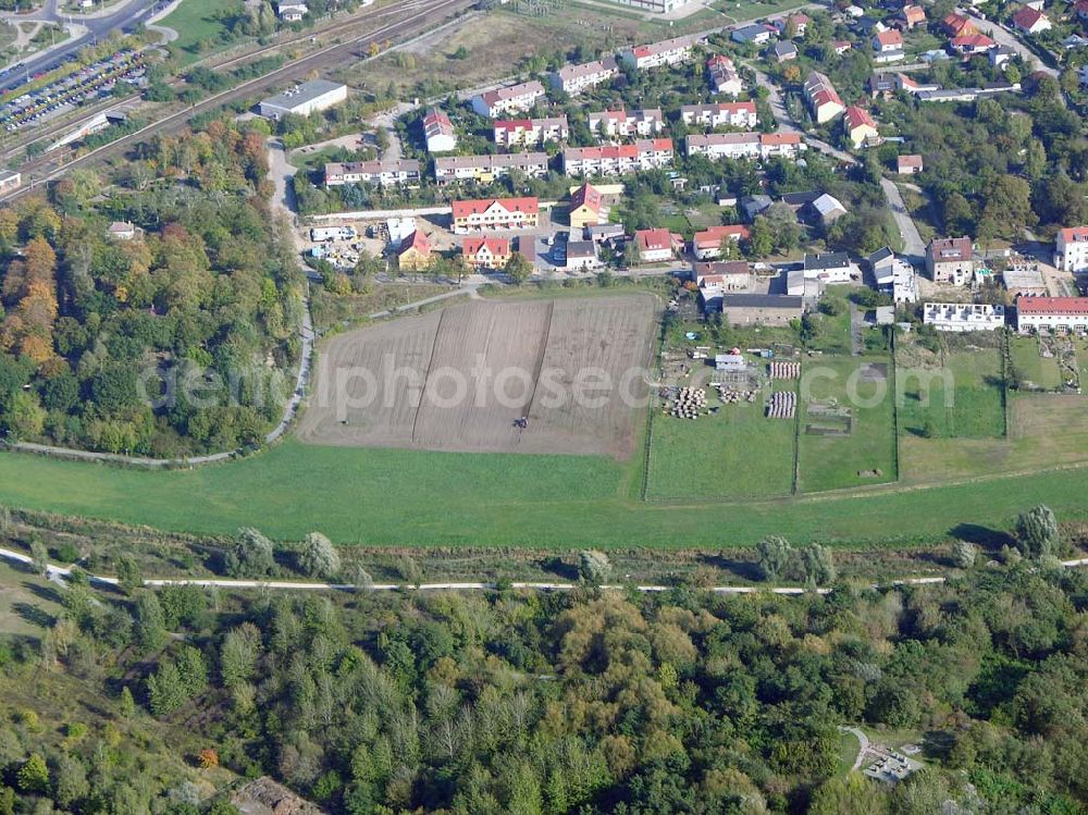 Aerial photograph Berlin-Kaulsdorf - 13.10.2004 Berlin-Kaulsdorf, Wohnsiedlung-Neubau der PREMIER-Deutschland GmbH, an der Dorfstraße Am Alten Dorfanger in Berlin-Kaulsdorf,