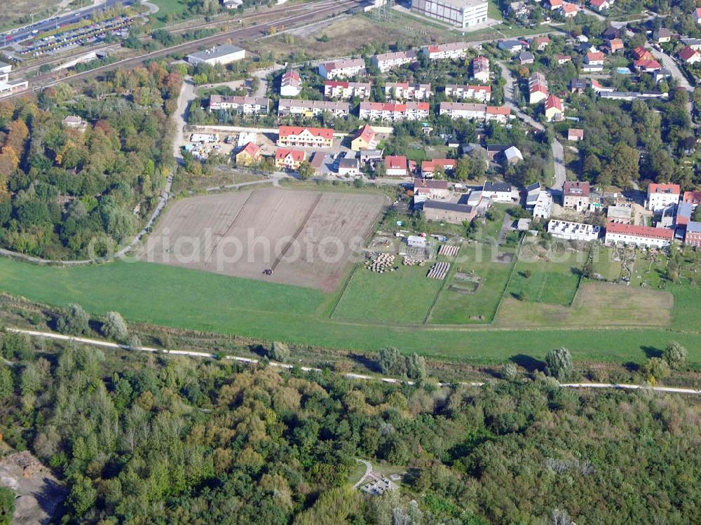 Berlin-Kaulsdorf from above - 13.10.2004 Berlin-Kaulsdorf, Wohnsiedlung-Neubau der PREMIER-Deutschland GmbH, an der Dorfstraße Am Alten Dorfanger in Berlin-Kaulsdorf,