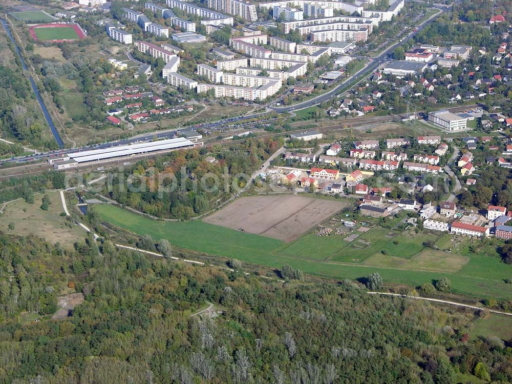 Berlin-Kaulsdorf from the bird's eye view: 13.10.2004 Berlin-Kaulsdorf, Wohnsiedlung-Neubau der PREMIER-Deutschland GmbH, an der Dorfstraße Am Alten Dorfanger in Berlin-Kaulsdorf,