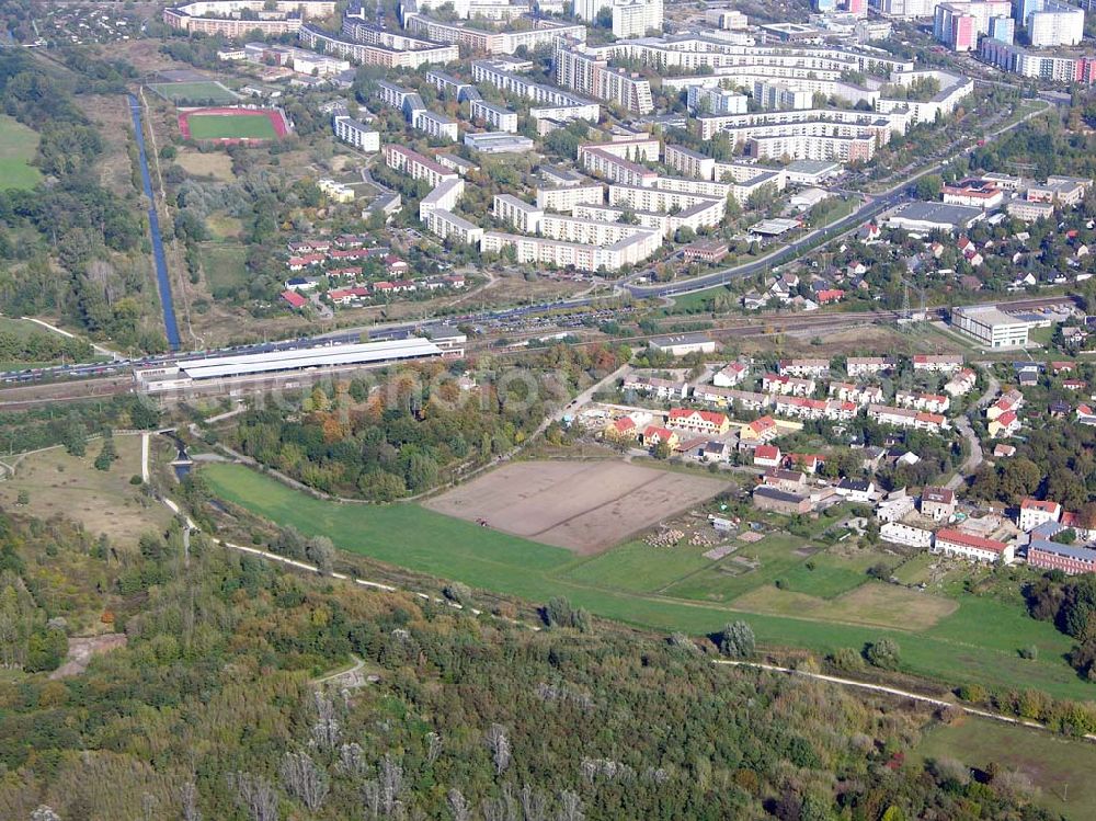 Aerial image Berlin-Kaulsdorf - 13.10.2004 Berlin-Kaulsdorf, Wohnsiedlung-Neubau der PREMIER-Deutschland GmbH, an der Dorfstraße Am Alten Dorfanger in Berlin-Kaulsdorf,